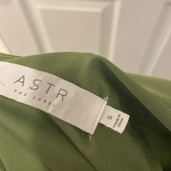 "Amari" Off-the-shoulder satin dress 💚 - Picture 5 of 8